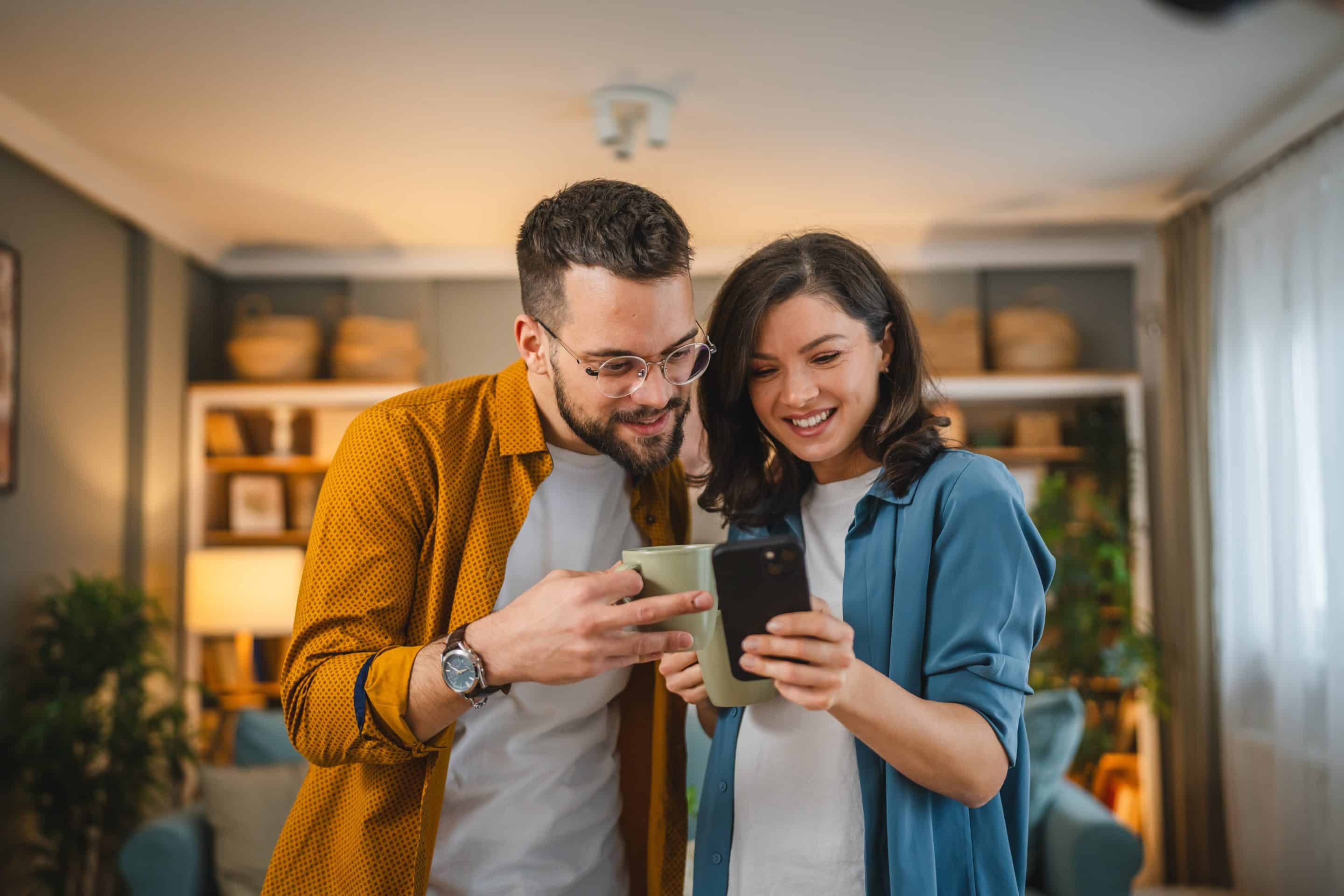 couple smartphones connexion