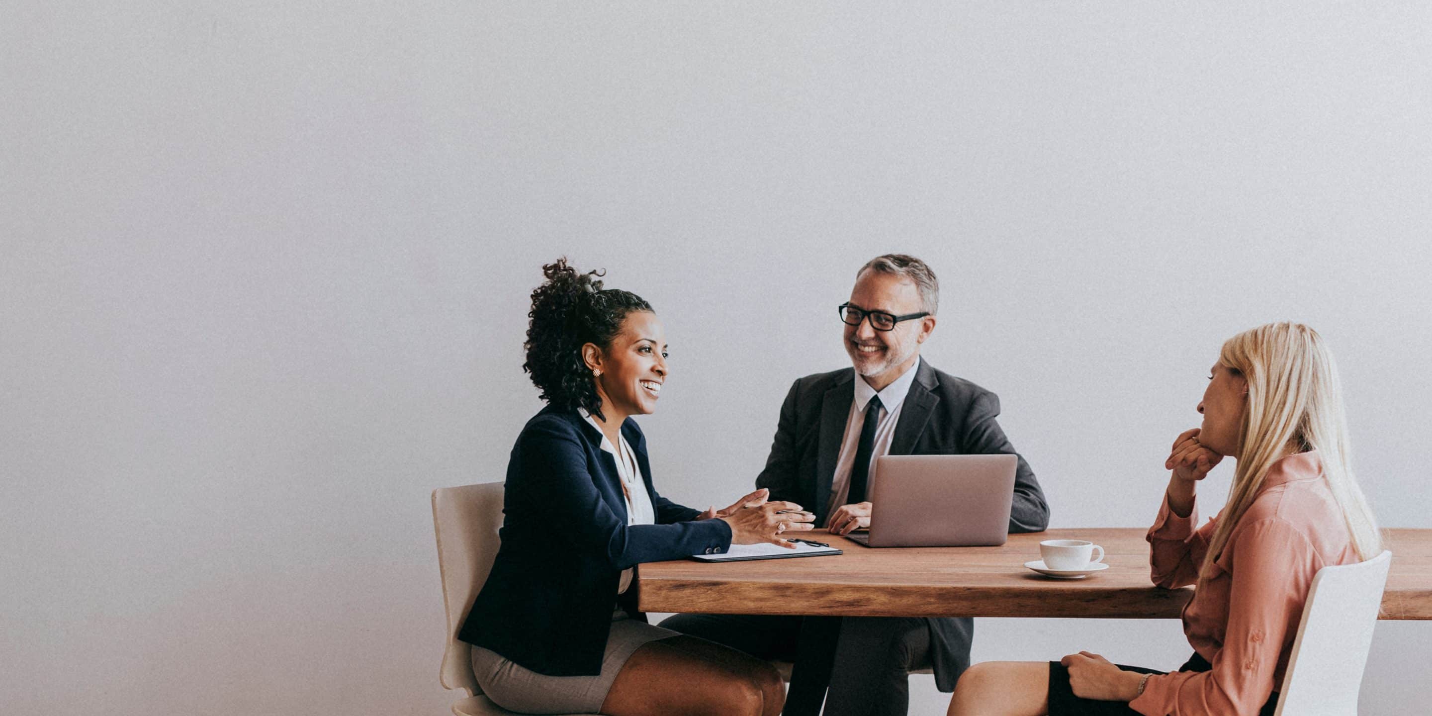 Un trio dynamique en plein échange professionnel