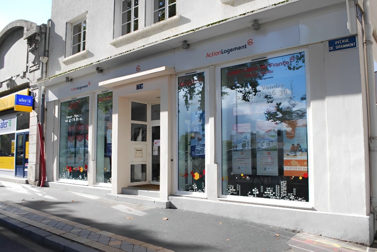 Façade d'une agence Valloire Habitat située sur l'Avenue de Grammont à Tours, avec une entrée vitrée et des affiches promotionnelles sur les vitrines.