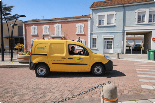Voiture La Poste prête à réaliser la collecte de données pour un audit de patrimoine urbain