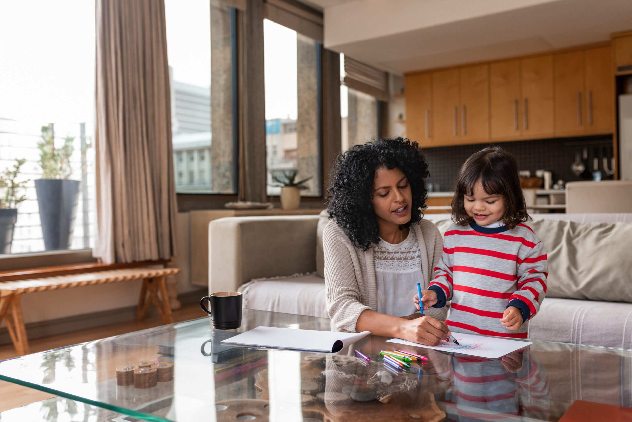 femme s'occupant de son enfant