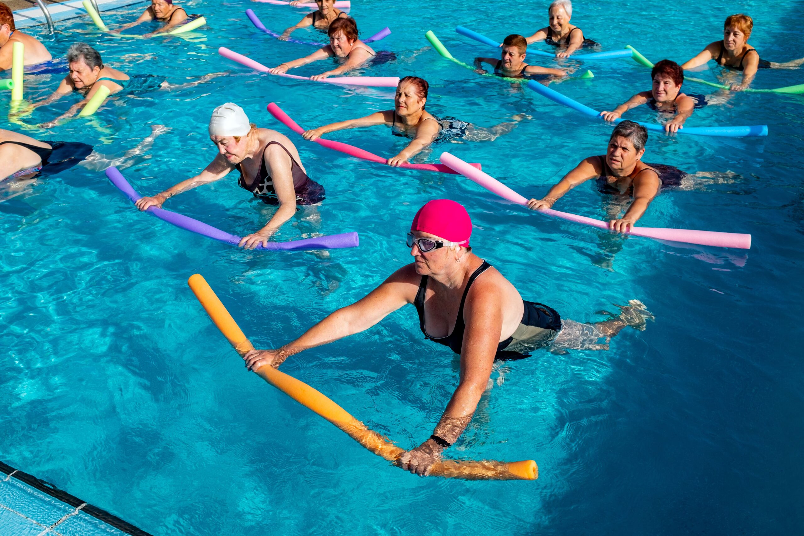 personne âgée faisant de l'aquagym