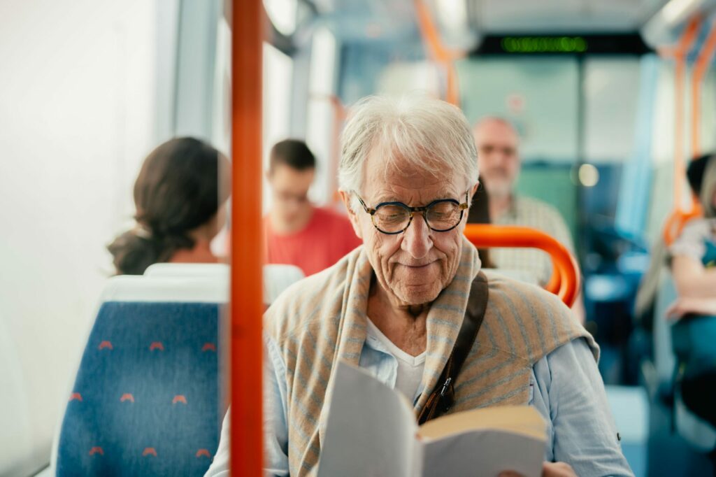 personne âgée prenant le bus